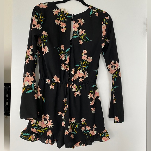XS Black Floral Romper - Urban Outfitters - Picture 6 of 6